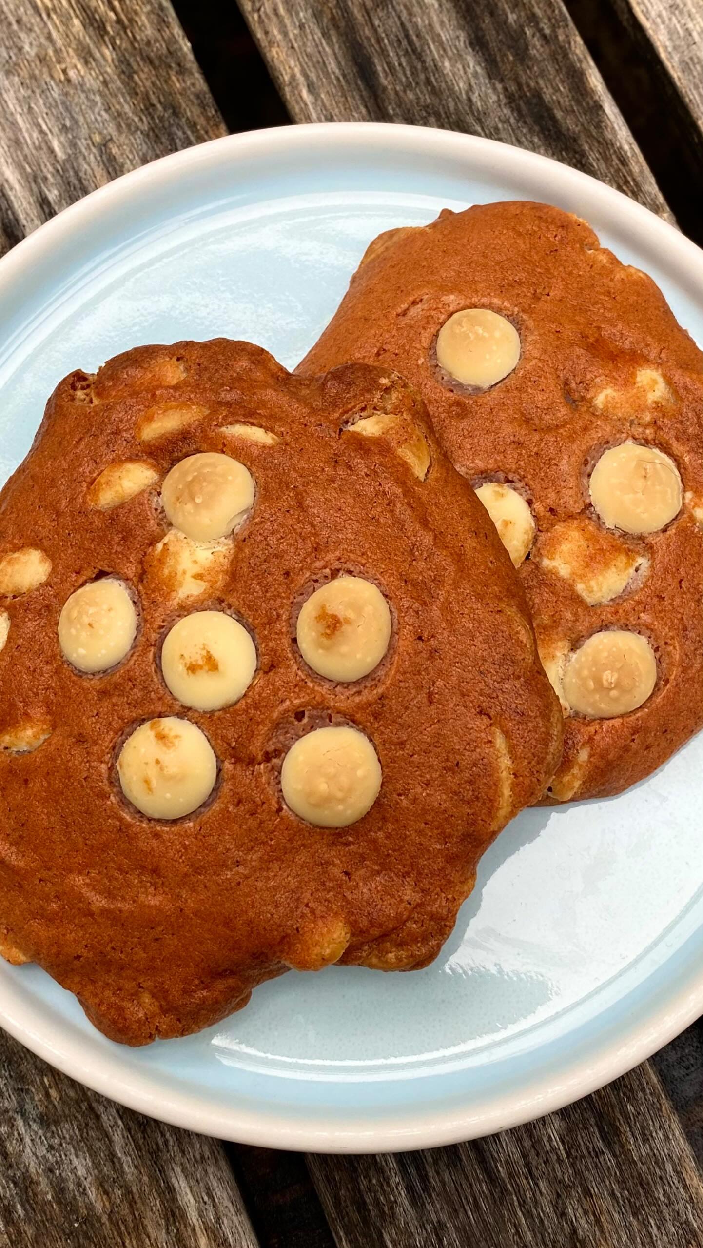 The Pumpkin Spiced Cookie 🧡🍪 So cute, so seasonal, and sooooo tasty. It’s the perfect blend of earthy pumpkin spice flavour with sweet hits of white chocolate chips. Get it while you can ❣️