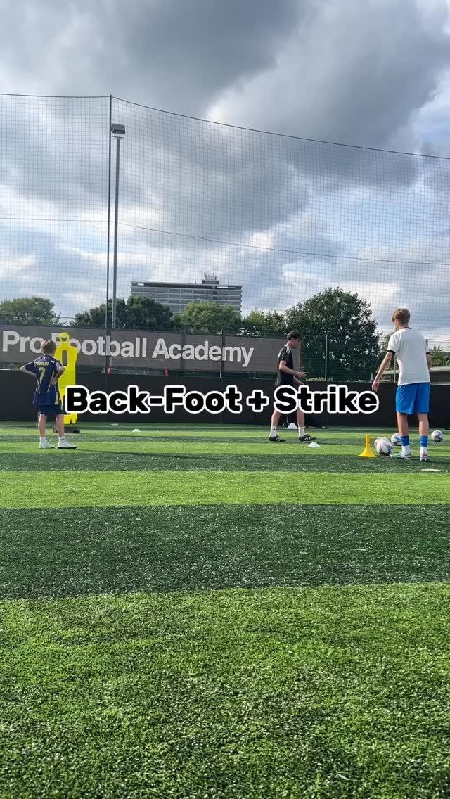 Try this partner-based shooting Drill! The defender passes the ball across the pitch to the attacker. The attacker must take a touch with their back foot and strike the ball. The defender must sprint after the pass and look to block the shot . ⚽️
#tilleracademy #tolworth #epsom #footballcoaching #newmalden #youthdevelopment #footballcoach #121footballcoaching