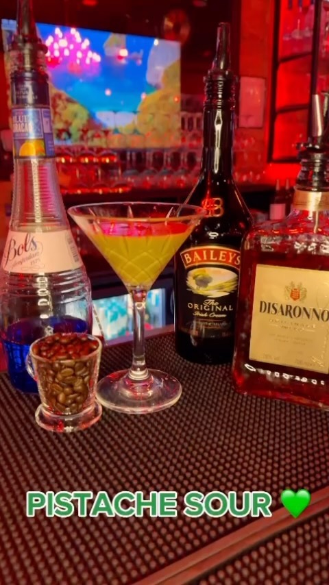 Découvrez notre cocktail signature, le Pistache Sour, un savant mélange de saveurs unique à savourer au Tao Lounge Bar. Venez tenter l’expérience ! 🍸✨