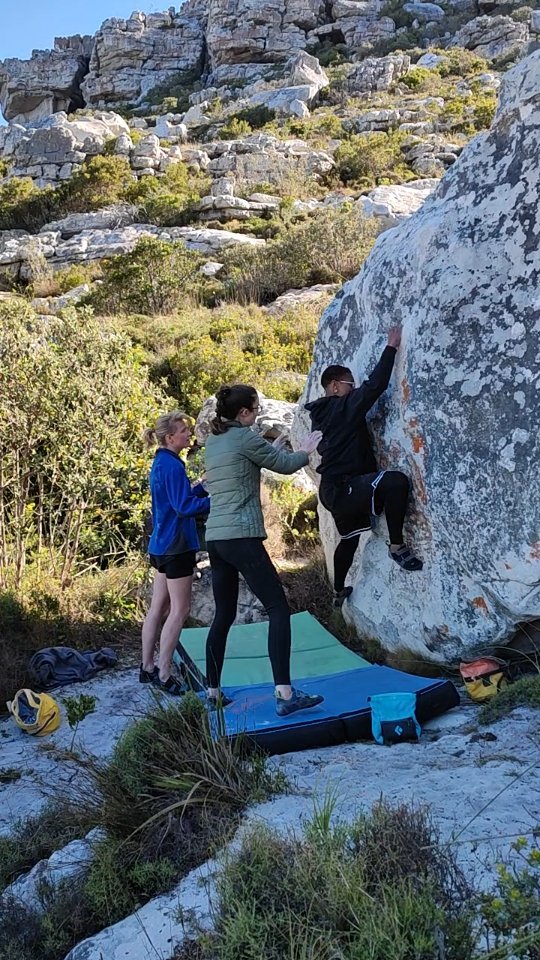 Outdoor bouldering with this crew was top quality 👌
A day of sends, snacking, chatting and projecting.. such a great way to start the summer season back in the mother city!
Thanks for joining us crushers 🤘