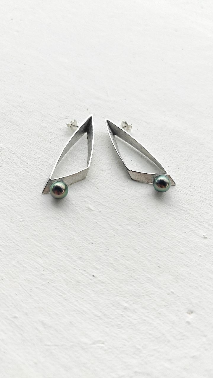 When the light is good but the surroundings are even better.
.
.
.
#earringsoftheday #pearlearrings #greece #summeringreece #nature #tahitianpearls