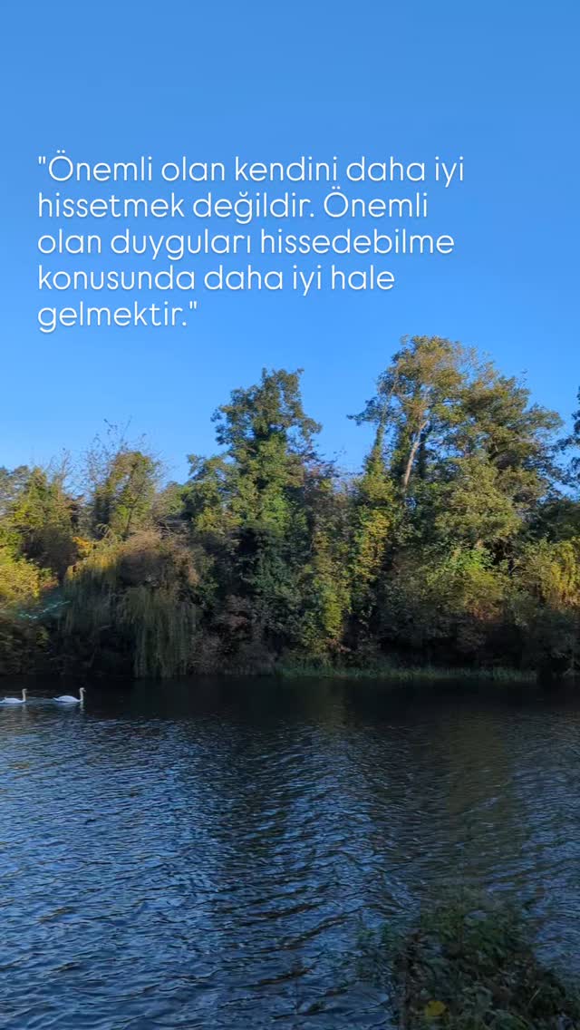 Duygular gelip geçicidir. En olumlu olanları da en olumsuz olanları bize sadece 'uğrar'. Hiçbir duygu sürekli bizimle kalamaz.
Hissettiğiniz duygu, siz onu fark ettikçe anlam kazanır, işlevini tamamlar, şiddeti ve sıklığı azalır ve en sonuna yitip gider. Dolayısıyla mutluluğu da sürekli hissetmek mümkün değildir.
Psikolojik sağlığın en önemli göstergelerinden biri, kişinin olası bütün duygulara aynı mesafede durabilmesidir. Yani hiçbir duyguda gereğinden fazla kalmamak ve hiçbirinden de korkup kaçmamak.
#mutluluk #psikolojiksaglamlik #duygu #duygularinkabulu #happiness #emotion #resilience #acceptofemotions