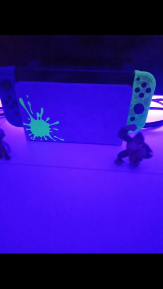 Nintendo Switch Oled de Splatoon 3 brilha no escuro! 😍😱 #nintendoswitcholed #splatoon3 #nintendoswitch
