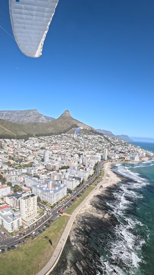 Have you experienced a paraglide flight?
#paragliding #paraglide #flycapetown #capetown #southafrica #tablemountain #skysafari
