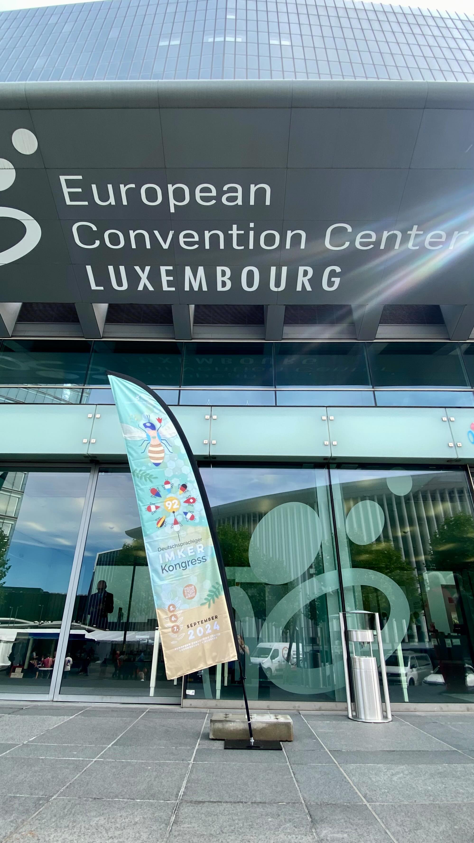 Imkerkongress ๐๐ท๐ @eccl_conventioncenterlux
.
Designing the visual identity, promotional campaign, brochure and multiple print supports.
.
Get a special mug sponsored by @rakporcelain ๐ซถ๐ผ available at www.apis.lu