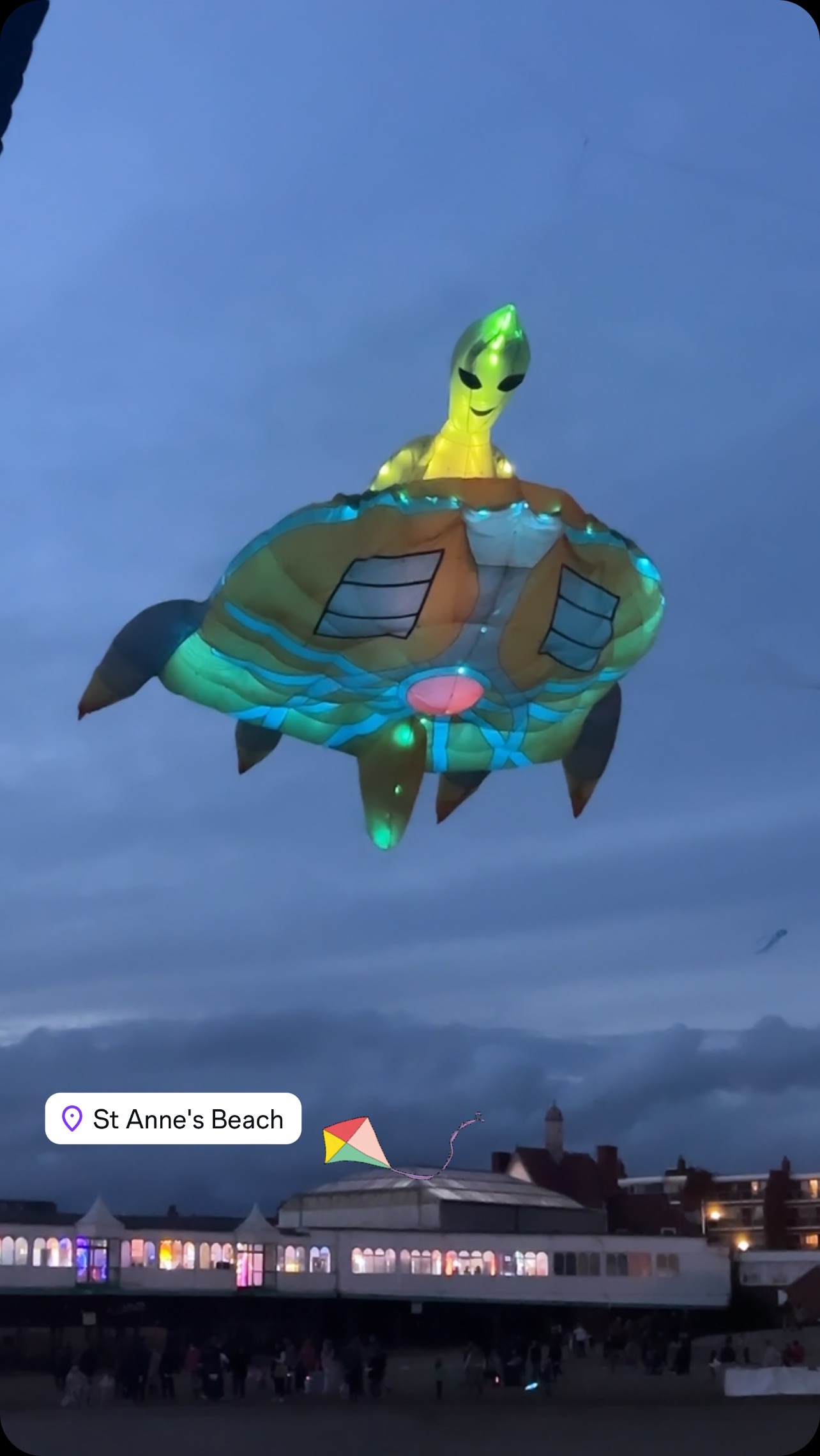 Strange beings spotted flying over St Annes this weekend! 🛸
@AlienSound_RecordingStudio was there in a shot to investigate! 👽
Actually quite a nice wee trip up to St. Annes International Kite festival! 🪁
Parched Peas on the Pier, then a stroll under the illuminated kites, and all to the thumping soundtrack of the night-time fun-fair 🎡🎠🎟️ Is it just me or is it obligatory for one of the rides to play ’Scatman’ at some point?!
What have you been up to this weekend folks?