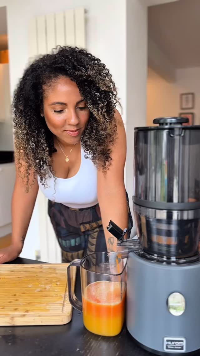 MAKE SUNRISE JUICE WITH ME 🥰
When @huromuk got in touch to kindly gift me one of their slow juicers I pretty much bit their hand off!
I’m a huge fan of fresh juices as an easy way to get a hit of nutrients but our old juicer was loud, messy and difficult to clean.
The Hurom H330P slow juicer is the exact opposite! It’s nearly silent, juices in a way that maximises nutritional benefit and was a dream to clean…embarrassingly it took me longer to cut and peel the oranges than it did to clean the juicer 🙈
To make this super simple sunrise juice you just need 6 oranges, 6 carrots and a thumb of ginger. It made a good few glasses and was delicious with ice!
If you’d like to upgrade your juice game, you can use my code WELLNESSCOACH50 for £50 off ❤️