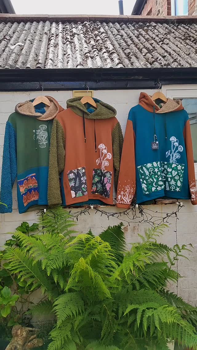 three new hoodies just added to the website 🙏 one medium and two large, if you would like another size feel free to message me
i especially love the mushrooms coming out of the pocket design, and the new colours look so good together!
find them online at www.houseofbeanco.com
#botanical #hemp #hempclothing #sustainableclothing #handmade #madetoorder #smallbusiness #screenprint #mushrooms #fungi