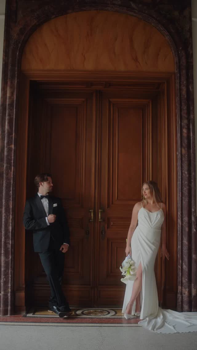 Ein Tag voller Atmosphäre, Licht und Geschichte.
Stella Rheni - Ein Ort, der uns kurz vergessen ließ, in welchem Jahrhundert wir leben.
Danke für die besondere Erfahrung 🤍
Konzept: @annas_momente
Planung: @annas_momente @julianfuchsweddings @kimsweddings
Location: @stellarheni
Fotografie: @annas_momente
Videografie: @thoselittlethings.de
Couple 1: @fellinloveinoctober21
Couple 2: @annyandbobby
Brautmode: @laura_grosser
Herrenmode: @massnahme_koeln
Styling: @aileen_beauty_artist & @natalia_rizzuti_makeup_artist
Floristik: @floristikeventbluetenzauber & @dieblumenfeekoeln
Dekoration: @novaweddings_de
Mobiliar: @fantastisch_verleih
Papeterie: @atelierfreitag
Torte: @maggieskuchen
Trauringe: @verspoor_trauringe
Drinks & Bar: @barmaenner
Oldtimer: @oldtimerfahrservice
#LuxuryWedding #LuxuryWeddingInspiration #FineArtWedding #ElegantWedding #LuxuryBride #LuxuryWeddingVenue #OpulentWedding #ChicWeddingStyle #HighEndWedding
#WeddingLuxury #WeddingEditorial #FineArtPhotography #StellaRheni #StellaRheniWedding #HochzeitStellaRheni #LuxushochzeitDeutschland #luxuryweddingphotography #weddingvideo #oldmoneywedding