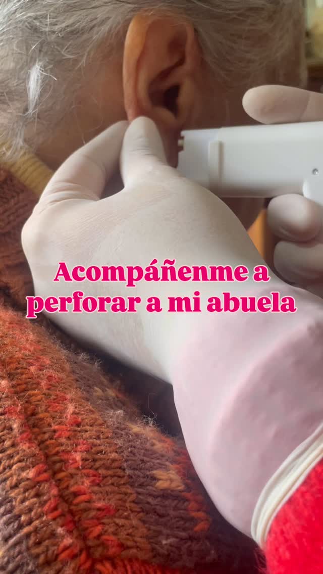 Ella mi fan número uno tenía que tener aritos bonitos!!
Han visto a personas con aritos así de abajo?
Lo bueno es que se puede solucionar 🙌🏽 y además con mucho cariño y 100% humanizado junto a @invernesschile
Les recuerdo que perforo desde RN hasta adultos mayores, si quieren saber más me pueden escribir al DM ✍️
#perforacionhumanizada #aritosbonitos #seguridadantetodo