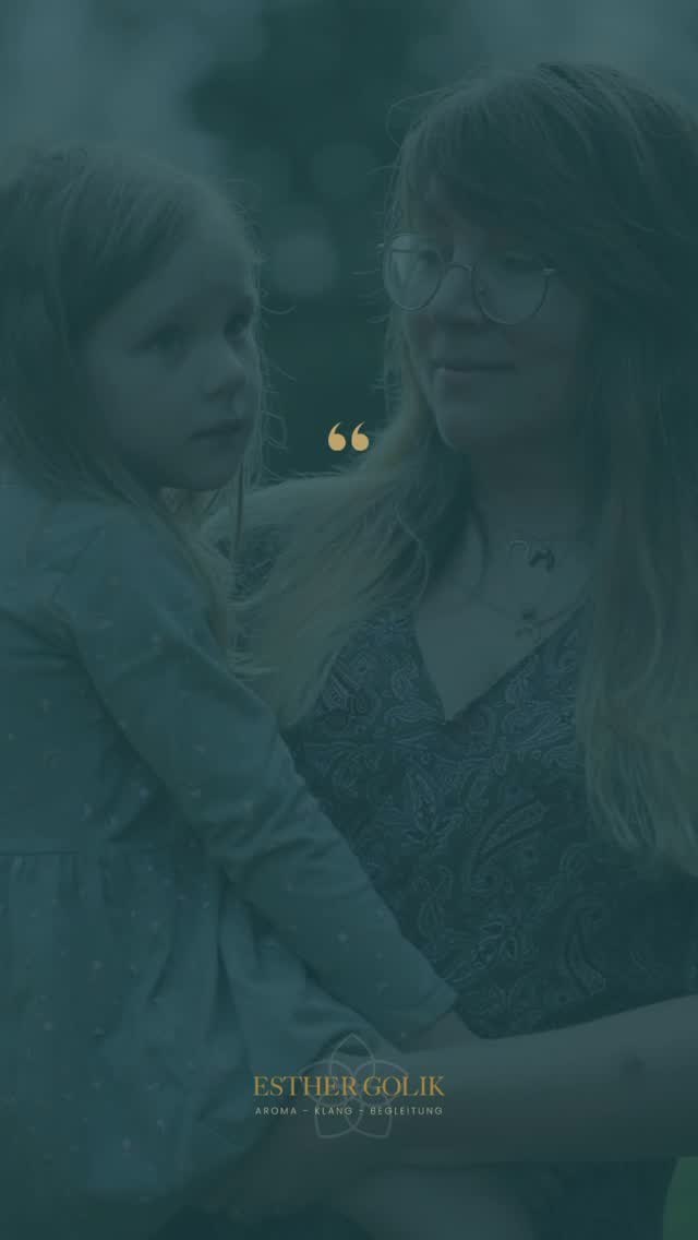 Früher dachte ich, Grenzen bedeuten Ablehnung.
Wenn ich Nein sage, ist das hart.
Wenn ich Zeit für mich brauche, bin ich egoistisch.
Wenn ich meinem Kind etwas verwehre, verletze ich es.
Und dann kam dieser eine Moment:
Ich war völlig überfordert, mein Nervensystem am Limit.
Ich sagte leise: „Ich brauche kurz Ruhe.“
Und mein Kind?
Blieb. Sah mich an. Und sagte: „Okay, Mama.“
💡 Was ich erkannt habe:
Grenzen sind kein Angriff.
Sie sind Orientierung – für dich und für dein Kind.
Ein inneres Schild, das sagt: „Ich bin wichtig – und du auch.“
💬 Warum das wichtig ist:
Wenn du deine Grenzen nicht achtest, lernt dein Kind, dass „Liebe“ sich aufopfert.
Wenn du sie jedoch liebevoll zeigst, lernt es etwas viel Wertvolleres:
Wie man sich selbst achtet – und andere trotzdem liebt.
🧠 Wie du beginnen kannst:
Mini-Anker für klare Grenzen im Alltag (Dauer: 30 Sek.)
👉🏼 Wann: Immer, wenn du spürst, dass du dich übergehst.
So geht’s:
Lege deine Hand auf dein Herz oder deinen Bauch.
Schließe für 3 Atemzüge die Augen.
Denke an eine Situation, in der du eine Grenze klar und ruhig gesetzt hast.
Nimm das Gefühl in deinem Körper wahr – vielleicht Stärke, Klarheit, Ruhe.
Öffne die Augen mit dem inneren Satz:
„Ich darf Nein sagen. Und bleibe dabei in Verbindung.“
🌿 Wiederhole das regelmäßig – dein System speichert diesen Zustand ab. Du kannst diesen Anker gerne auch mit einem deiner Lieblingsdüfte verstärken.
✨ Grenzen trennen nicht. Sie halten dich verbunden – mit dir.
💬 Was dachtest du früher über Grenzen – und was bedeutet es heute für dich, welche zu setzen?
🔖 Speichere dir diesen Post als Erinnerung für Momente, in denen du dich zurücknimmst, obwohl du es eigentlich nicht mehr willst.
#glücklicheMama #Selbstwahrnehmung #Selbstfürsorge #selbstbewußteMama