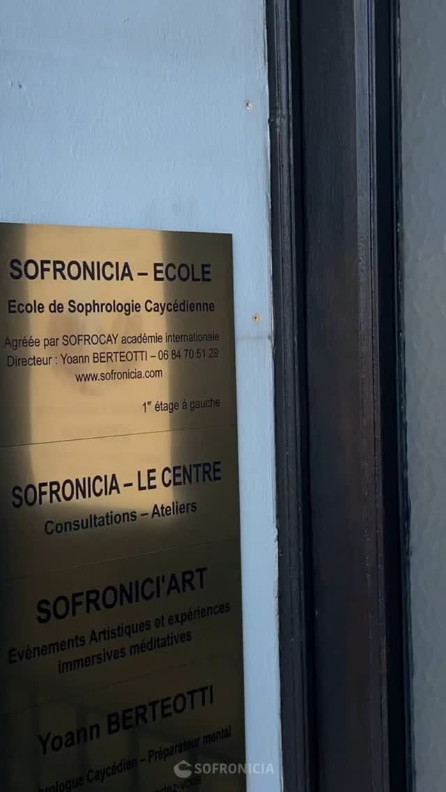 Notre espace est un lieu de formation à la Sophrologie, de consultation, de recherche sur la conscience humaine et de préparation à la performance. Le jeudi 5 juin, il est également devenu un lieu d’expositions et d’expériences immersives et méditatives.
Merci à tous nos amis, artistes, familles, sportifs de haut niveau, laurentins.
Merci à M. le Maire de @villedesaintlaurentduvar @josephsegura06 ainsi qu’à son équipe pour leur présence lors du premier vernissage SOFRONICI’ART : « Au delà de l’Estampe », avec la présence et le magnifique travail des artistes Stella Erbibo et Bernard Rémusat @atelier.remusat
Bientôt en ligne sur nos réseaux nos activités et ateliers de rentrée.
Nous vous attendons très nombreux.
Yoann Berteotti
Directeur
#sofronicia #formationsophrologie #sophrologienice #sophrologiecaycedienne #devenirsophrologue #devenirsophrologuenice #sophrologiepaca #sophro #formationsophrologue #sophrologie #sophrologue #bienetre #sophrologieetart #sophrologieetsport