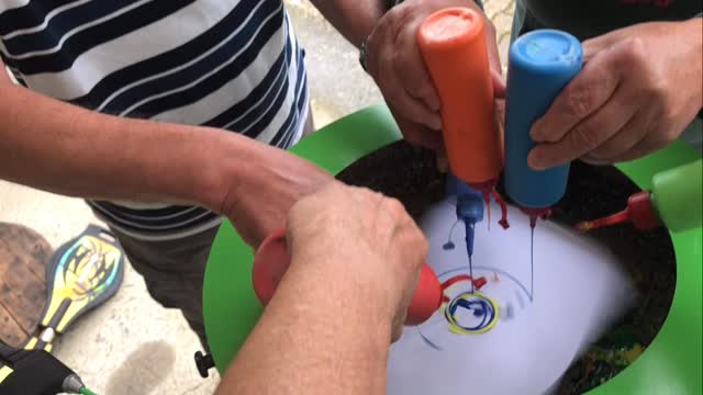 Unser Künstlerbike ist ein Highlight auf jedem Event!
Während die eine Person in die Pedale tritt, kann die andere ihrer Kreativität freien Lauf lassen und mit Farben experimentieren. Ob Groß oder Klein – jeder kann ein Künstler sein! 🌀🎨
#EventSchweiz#SchweizerEvents#KreativEvent#KunstZumMitmachen#Künstlerbike#KreativErleben#SchweizEvent#EventHighlight#MitmachKunst