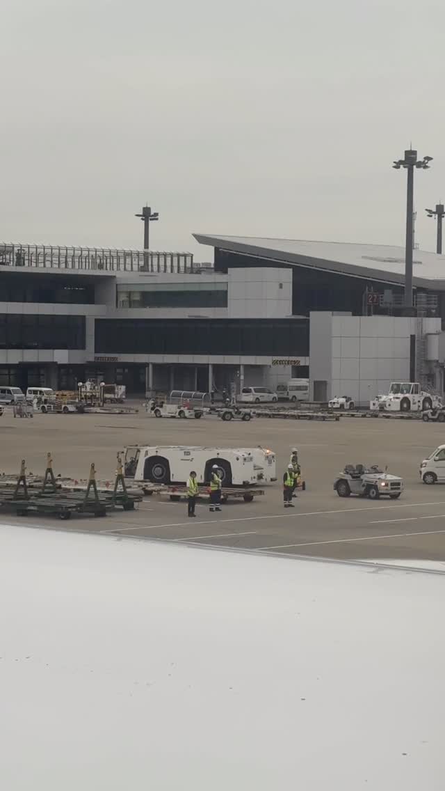 A heartfelt send-off from Narita ✈️🇯🇵
The tradition, respect, and warmth of Japanese hospitality—on full display as ground staff bow and wave goodbye to every departing flight. 🙇♀️✨
#JapanAirports #NaritaAirport #Omotenashi #AviationMoments #TravelWithRespect #qingtravels