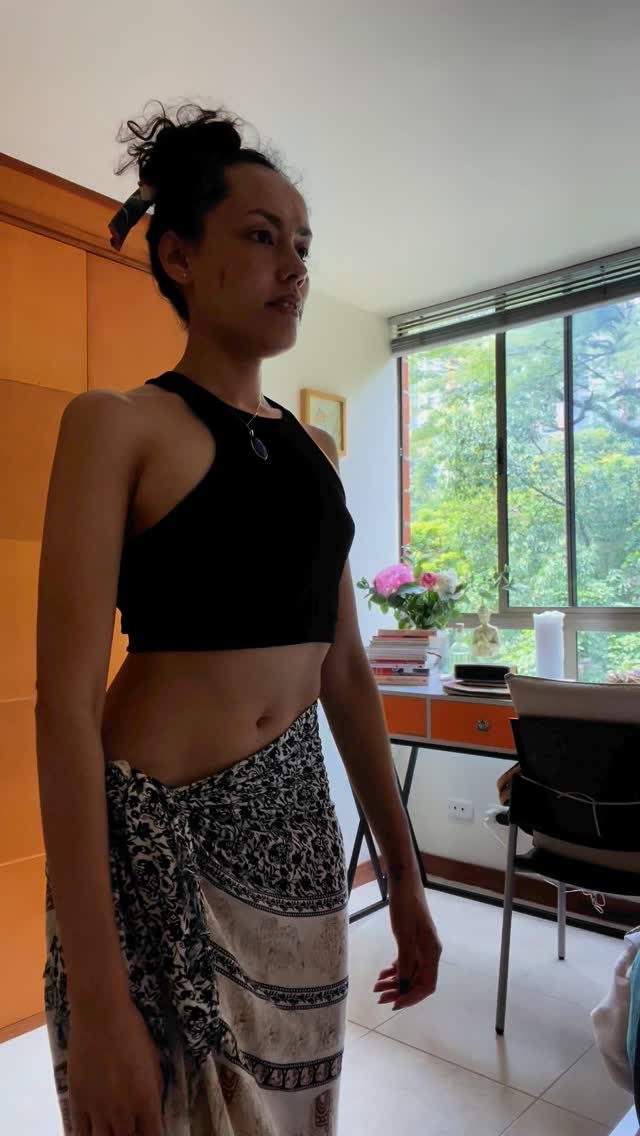 Hola hermosa,
déjame decirte algo desde el corazón:
la transformación no empieza cuando todo está perfecto.
Empieza con una sola decisión…
Esa que nace desde lo más profundo,
cuando te prometes algo…
y te cumples, aunque tu mente quiera sabotearlo.
Tu ego va a poner mil excusas:
“no tengo tiempo”, “no estoy lista”, “esto no es para mí”,
“no tengo plata”, “tengo que esperar la señal perfecta”…
Pero tú ya sabes.
Y si ya sabes… ¿cuánto más vas a esperar para volver a ti?
Este camino no es siempre cómodo o rosita.
Te vas a encontrar con tu sombra, con tu miedo, con tus mecanismos. Tus programas.
Vas a querer renunciar más de una vez.
Y justo ahí… es donde más necesitas quedarte.
Porque si de verdad quieres un cambio,
vas a tener que dejar de escaparte de ti misma.
🌿 La indecisión también es autosabotaje.
Y tú no viniste a esta vida a vivir apagada, aburrida y sin placer.
Viniste a encenderte.
💌 Y si estás lista para ello, comenta la palabra “Quiero” y te cuento cómo puedo acompañarte en mi Mentoría Somática “Vuelve a Ti”.
Este espacio no es para exigirte…
Es para volver a escucharte.