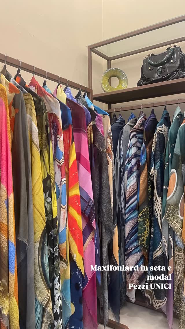 “Scopri il Maxifoulard esclusivo, una vera opera d’arte da indossare. Ogni pezzo è impreziosito dalle mie fotografie stampate su morbida seta, creando un connubio unico tra moda e arte. Realizzato a mano a Como, Made in Italy, con finiture sartoriali e dettagli sfrangiati a mano sui quattro lati. Edizione limitata, perfetto per chi cerca un accessorio raffinato, originale e di alta qualità che racconta una storia attraverso i colori e le immagini.”
.
.
.
Per info scrivetemi in DM
.
.
.
#madeinitaly #accessories #madeincomo #scarf #maxifoulard #fashionstyle #followers #picoftheday #silk