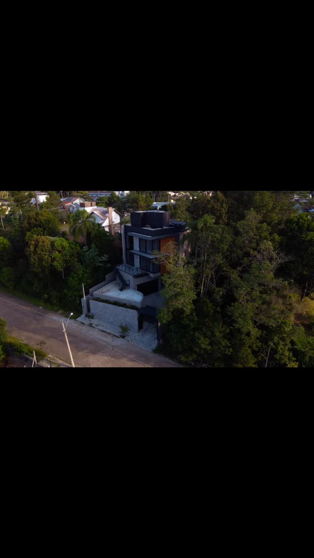 Arquitetura contemporânea que valoriza linhas puras, integração com o entorno e conforto em cada detalhe. Uma residência unifamiliar moderna, pensada para viver bem!
#arquiteturacontemporanea #residenciaunifamiliar #casamoderna #serragaucha #desingarquitetonico #estilocontenporaneo #arquiteturaqueinspira #arquiteturacomvidro #inspiraçãoarquitetônica