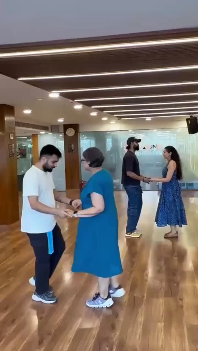 Glimpse of our ongoing beginner salsa batch!! 💃🕺
#labailavista #salsa #salsaon1 #partnerdance #latin #latindance #latindancer #dance #dancecommunity #dancewithus #learning #salsapartnerwork #joinus #joinusnow