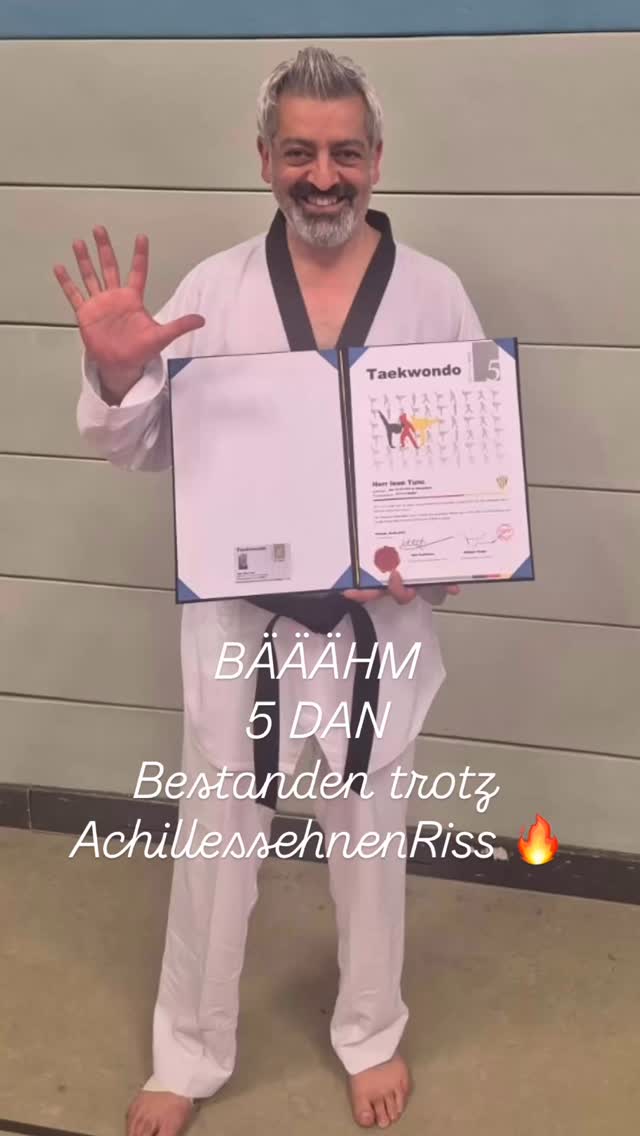 Heute 28.6.25 habe ich an der Landesdanprüfung in Viersen teilgenommen. (War Geheim 😃)
Ohne mich dafür vorzubereiten, wollte ich testen was noch alles möglich ist! Es fing alles gut an und fühlte sich top an. Auf dem Video sind die Techniken nur zum aufwärmen gewesen Action kam anschließend 😊
Doch mitten in der Prüfung, mit einer Bewegung nach hinten dachte ich, dass jemand von hinten in meinen Fuss getreten hätte. Dabei drehte ich mich verwirrt um was los ist aaaaber nein!!! Es war meine Achillessehne!!!! Päääng…. Die Prüfer haben mir die Möglichkeit gegeben um zu Pausieren. Prüfungsreferent @mikepaustian hat die Situation schnell erkannt und mich von der Matte runter geholt. Ich bat ihn meinen Fuss zu Tapen bzw zu Bandagieren und zu fixieren. Eigentlich war die Prüfung vorbei aber ich bat die Prüfer mir noch eine Chance zu geben um die Prüfung zu beenden. Von 5 Bereichen konnte ich 4 beenden und Bestand zum 5. Dan. Hier nochmals ein Riesen Dankeschön an meine Prüfer die mir die Möglichkeit gegeben haben alles zu Ende zu bringen!!! Auch ein danke an die anderen Prüflinge und das ganze Publikum die mich unterstützt haben. Mein größter Dank gilt natürlich meinem Taekwondo Partner der mich immer unterstützt und mir immer zur Seite steht. Auch er war geschockt von der Situation mit dem Fuss.
Es war wie in einem Hollywood Karate Film 🤣
Soooo!!! Glückwunsch an mich 😊😊😊
5. DAN YEAHHH