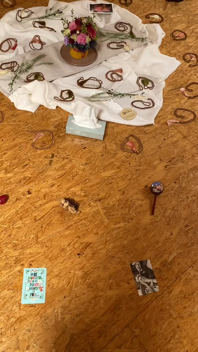 Was für eine Reise!
8 Monate voller Yoga, Wachstum, Lernen, Lachen und ehrlicher Prozesse.
Ich durfte als Mentorin mit dabei sein und bin einfach nur dankbar für diese Zeit – und unglaublich stolz auf die neuen Yogalehrerinnen, die jetzt mit so viel Herz, Tiefe und Klarheit losgehen dürfen.
Danke für euer Vertrauen, euren Mut und alles, was ihr mitgebracht habt.
Es war mir eine Ehre, euch ein Stück auf diesem Weg zu begleiten.
✨🧘♀️
@alpineyogaacademy
#yogalehrerausbildung #yogateachertraining #yogacommunity #herzensweg #mentorinmitherz #dankefüreuch❤️