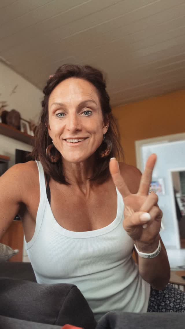 📆 Sonntags 29.06. 06.07. 13.07. (17.08.?) ⏰ Treffen: 18:30, Ende: ca. 20:30 Uhr 📍Eingang Naturfreibad (Gustav-Vorsteher-Str. 38, 58300 Wetter) Was brauche ich? - Bade- und/oder Sportkleidung (Synthetik, anliegend, keine Schuhe) - Handtuch & ggf. Duschzeug - Badelatschen - Sonnencreme, ggf. Sonnenhut & Sonnenbrille (mit Brillenband) - Brillenträger: Kontaktlinsen/schwimmfähiges Brillenband - einsatzbereites SUP Wir bringen Yoga auf die ruhigen Wasserflächen des wundschönen Naturfreibades in Wetter. Beim SUP-Yoga kommst du fließend und im Einklang mit deinem Atem in die Bewegung, dehnst und kräftigst deinen gesamten Körper und arbeitest an deiner Tiefenmuskulatur und Balance. SUP-Yoga holt dich in den Moment zurück, schult deine Achtsamkeit, trainiert dein Gleichgewicht und bietet dir eine unvergleichbare Kombination aus Yoga unter freiem Himmel in Verbindung mit dem wunderbaren Element Wasser. Die gezeigten Übungen sind sowohl für Yoga Anfänger/innen als auch für SUP-Neulinge geeignet und so ausgelegt, dass du schnell ein Gefühl für das Board bekommst und dich sicherer darauf fühlst. Alles geschieht in deinem Tempo und du entscheidest was du mitmachen möchtest. Wenn du schon Erfahrung mit Yoga und/oder auf dem SUP hast, halte ich einige Varianten und anspruchsvollere Übungen am Ende der Session für dich bereit. Kein Board? Dann bekommst du nach entsprechender Buchung einen Link von mir, mit dem du das Leihboard ab 18:20 Uhr aus der Box rechts unterhalb des Restaurants Friedrich am See holen kannst (geladenes Handy nicht vergessen & nicht in die Box legen ;)). Den genauen Standort und alle Infos findest du auf https://heiuki.com. Wenn du vor der Box stehst, klickst du einfach auf den zugesandten Link und kannst Board und Equipment entnehmen. Bis 20:30 muss es wieder in der Box sein.
Ich freu nich auf dich!
Deine Tanja
#supyoga #woga #sup #standuppaddling #yoga #yogaonwater #ichliebeyoga #yogaliebe