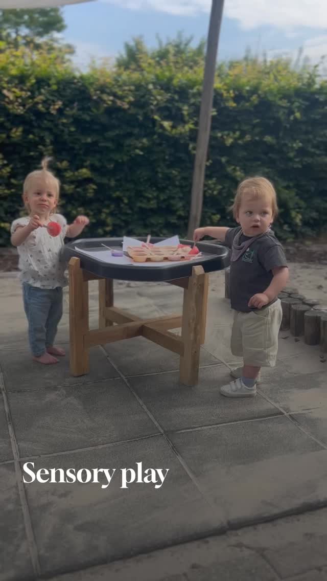 Sensory play is een vorm van spel waarbij kinderen hun zintuigen gebruiken om te leren en te ontdekken. Het draait om ervaringen waarbij ze voelen, ruiken, horen, zien of proeven. Sensory play is vooral populair bij jonge kinderen en baby’s.
Waarom is sensory play belangrijk?
Het:
• Stimuleert de ontwikkeling van de hersenen
• Verbetert de motoriek (bijv. grijpen, knijpen, gieten)
• Helpt kinderen zich beter te concentreren
• Bevordert taalontwikkeling (door praten over wat ze ervaren)
• Kan helpen bij het reguleren van emoties en stress