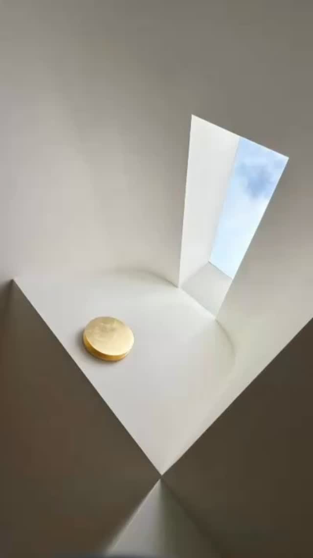 Light as material. Shadow as geometry. A space shaped by stillness.
.
.
#luxurylifestyle #finehomebuilding #archdaily #archilovers #customhomes #coastalliving #familyhome #skylight @veluxusa @gatehousepartners #architecturallight #designdetails #modernmasterpieces #sacredgeometry #architecturallight @visualcomfort
.
.
@andrewbartolotta_aia
@brookecrewinteriors