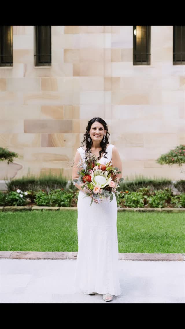 Before & After of Natasha's stunning Native Bouquet 🌿🧡 if you want your King Protea to be a main feature of your keepsake (and why wouldn't you? 😍) we always recommend our large resin rectangle as this allows us the space to include it. Tash also added our largest orb to her order, and honestly she chose the best keepsakes to capture all her special blooms that can now be cherished forever!