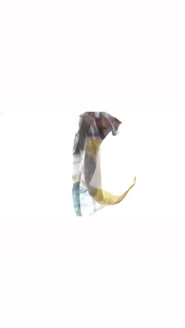 Maxifoulard in volo
.
.
.
#maxifoulard #madeincomo #madeinitaly #accessori #scarf #myart