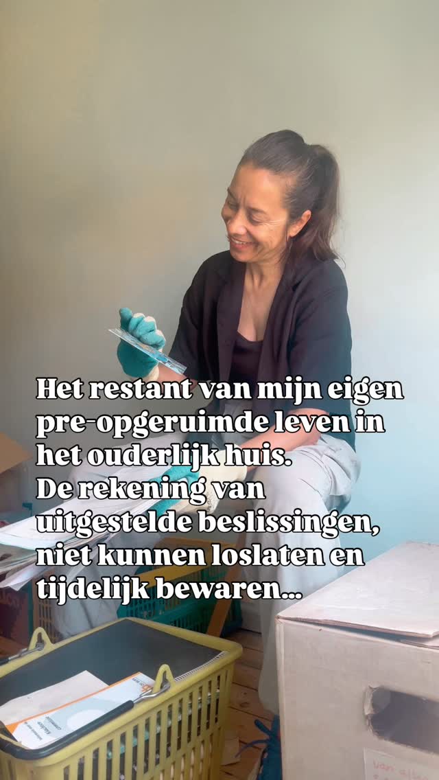 Verrassing!🫣 In mijn ouderlijk huis vind ik nog een restant van mijn eigen ‘pre-opgeruimde’ leven…
Waarschijnlijk heb ik deze dozen en mandjes met brieven, notebooks en kaarten ooit tijdelijk bewaard in de logeerkamer.
En toen er logees kwamen, verder verhuisd naar zolder.
En daar bleven ze. Jarenlang.
Uitgestelde beslissingen.
Heb er nooit meer naar om gekeken.
Tot nu. Nu het moet.
Het is papierwerk uit vorig levensfases, waarvan ik niet eens meer wist dat ik het had.
Nooit uitgezocht, nooit opgeruimd, nooit een keuze over gemaakt.
Ik ben een paar uur bezig en begrijp nu goed waarom ik al deze papieren heb bewaard.
Geconfronteerd worden met emoties was niet mijn sterkste punt vroeger.
Het bewaren van nostalgische spullen is daar een gevolg van.
Wat ik vind ik een mix van leuke herinneringen, maar ook oud zeer.
95% kan ik redelijk snel oppakken, maar die 5% leg ik opzij om later thuis rustig door te nemen.
Ik wil geen spullen meer in mijn huis die niet goed voelen.
Geen ‘unfinished emotional business’ in de vorm van spullen.
Om afscheid te kunnen nemen,
sta ik bewust stil bij de emotie, zonder iets te willen oplossen uit het verleden.
Het is nog niet klaar, maar ik voel me nu al verlicht ✨
Binnenkort gaat mijn online opruimtraject mét persoonlijke begeleiding live! 🥳
Ik zoek een kleine pilotgroep die het traject als eerste mogen volgen tegen een pilot prijs. In ruil hoor ik graag wat er voor jou werkte (of nog beter kan).
Stuur me “PILOT” als je interesse hebt dan ontvang je als eerste alle informatie van mij ❤️
#opruimcoach #rust #spullenloslaten #opruimmethode #ouderlijkhuisopruimen #nostalgie