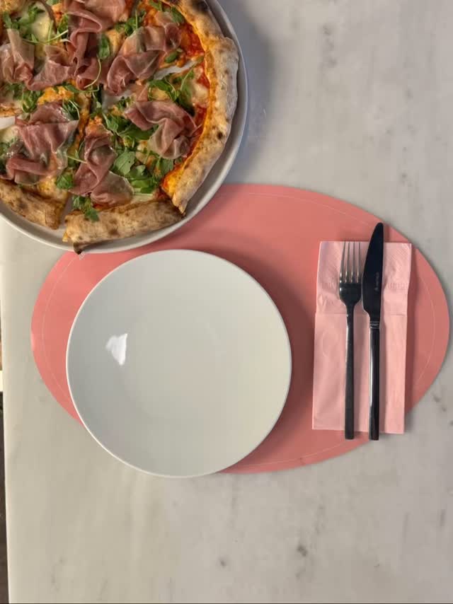 It’s pizza i’clock!
•
•
•
#pizza #italianpizza #pizzalover #etienpizzabar #glyfafa #voula #psychiko #instafood #foodie