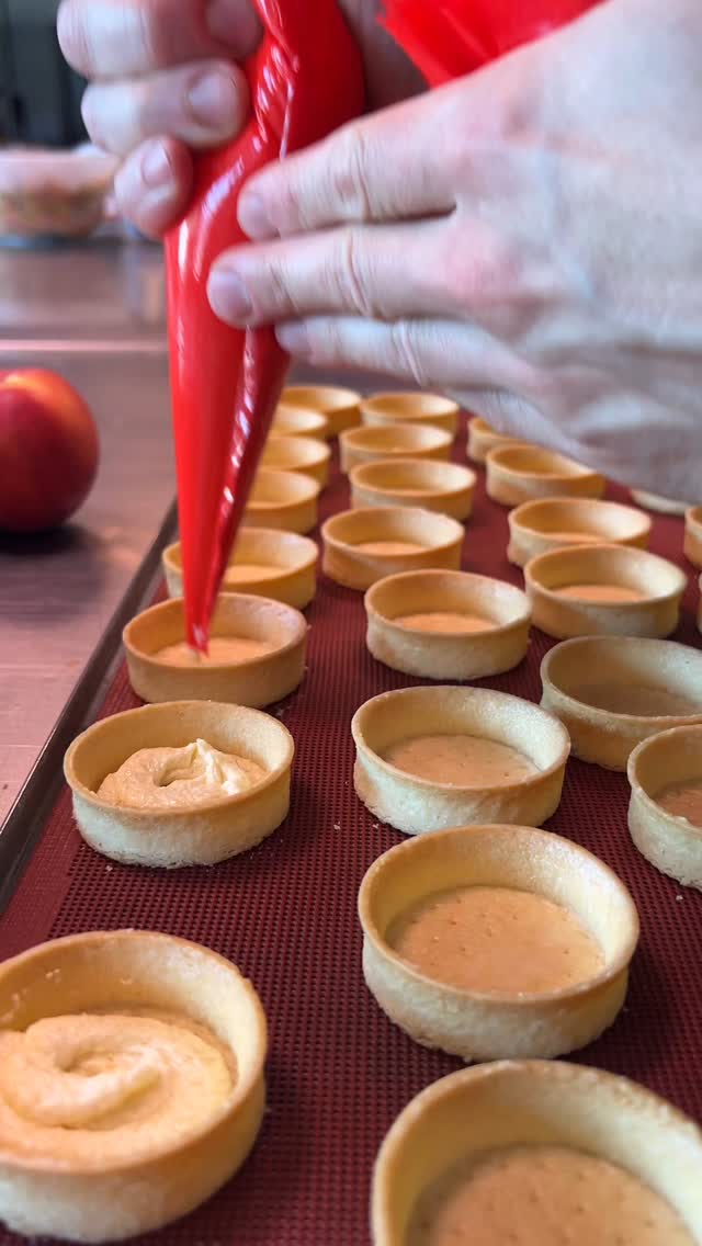 Nuovo pasticcino Estivo alla pesca !! 🍑🍑
Abbiamo cercato di mantenere tutta la freschezza e la succosità della pesca trattandola in tutte le sue forme.
Il risultato ci permette di apprezzare questo magnifico frutto in varie consistenze e ci dona una ventata di leggerezza che tutti noi cerchiamo in questo periodo estivo !
Vi aspettiamo per provarlo!☀️
.
.
Frangipane con pesche a cubetti, Gelé di pesca, crema cheesecake alla vaniglia e cubetti di pesca candita per finire.
.
.
.
.
#bacilieri #pasticceriabacilieri #pasticceriaartigianale #fruit #pastry #peaches #pesca #summer #cheesecake