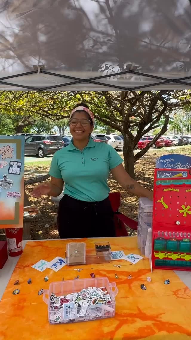 Good morning ☀️
Solo pasando por aquí para recordarles que este miércoles 25 de Junio volvemos a poner mesa en la Plaza de las Delicias desde las 7:30am 🎨
Pasa a darte la vuelta, reírte un rato y llevarte algo hecho con amor.
Arte local, stickers únicos y muchas vibras bonitas, directo desde Ponce.