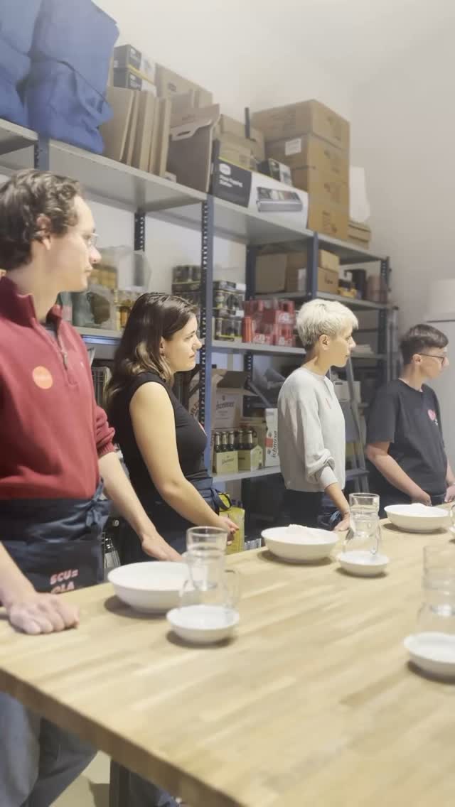 What comes to mind when you think of summer? ☀️ For us, it’s pizzza and that perfect slice straight from the oven. Book your workshop now and get a little taste of summer on your plate. 🍕🌿
#scuolavolante #thepizzaguy #pizzaschool #pizza #discovolante #prontovolante #wien #pizzaworkshop #viennaactivities #pizzaworkshops #pizzatime #pizzaexperience #cookingschool #pizzalovers #foodie #neapolitanpizza #fromdoughtocrust #reelgoodfood #summervibes #pizzavibes #tasteofsummer