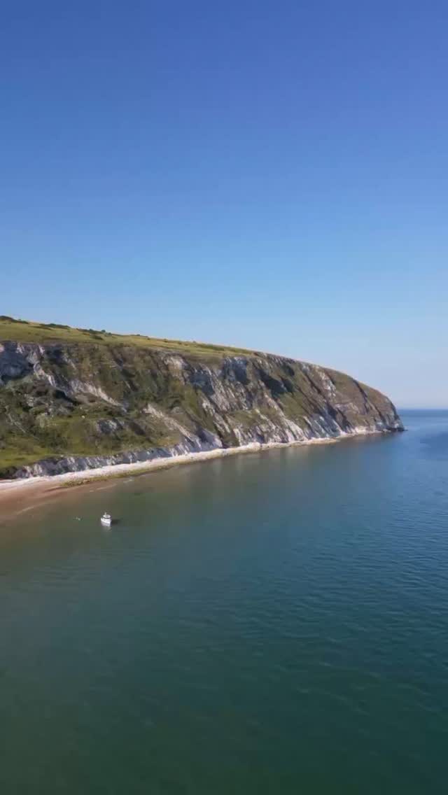 This is your reminder that the real views arenât on land đĽď¸đ
Just off the coast of Swanage, the water turns glassy, the cliffs go cinematic, and youâre suddenly starring in your own adventure film.
No crowds, no car parks⌠just you, your crew, and the open sea.
Ready to swap shore life for boat life?
#NewWaveClub #SwanageViews #GetOutThere #JurassicCoastCruising #MembershipThatMovesYou