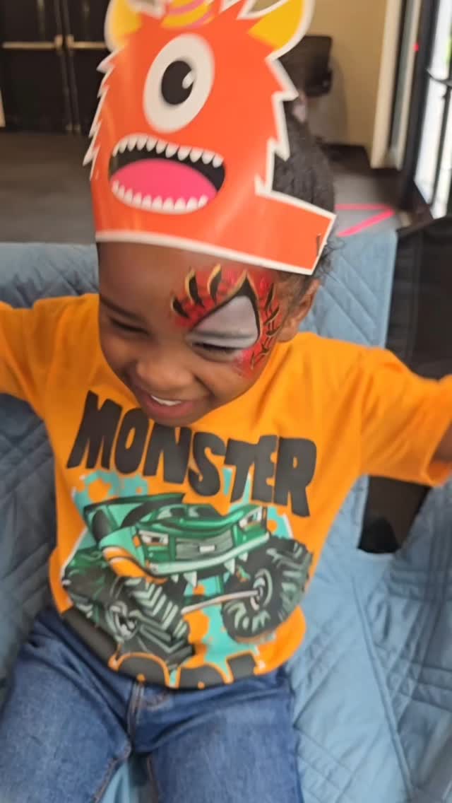 Today was such a blast! Scored the BEST REACTION from the cutie in red, just melted my heart!
#facepainting #facepaintnashville #mermaid #shark #unicorn #paint #reactions