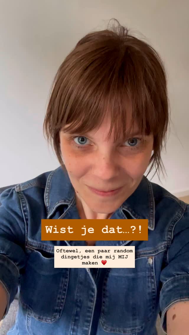 Wist je dat…;
🎶 Ik jaaaarenlang heb gezongen in het jeugdkoor van de kerk 😇 En Kerst was altijd het hoogtepunt want dan mocht ik solo..!
🏠 Wij hebben álle afleveringen gebinged van ‘VT Wonen: weer verliefd op je huis’. In our defence, we konden nergens naartoe (🦠) en hadden net een nieuw huis gekocht. En het was heel grappig om te zien hoe de ‘trends’ terug in de tijd gingen 😆
📚Ik gek ben op lezen - liefst 3 boeken tegelijk. E-reader én papier, mij maakt het allemaal niks uit. En de Harry Potter serie heb ik al minstens 15x in het Nederlands én Engels gelezen.
☎️ Ik had vreselijke bel-angst toen ik stageliep als student Optometrie bij een opticien - er was geen taakje waar ik méér tegenop zag dan mensen te moeten bellen dat hun bril klaar was. Een telefoontje van 20 seconden, meestal 😎
🧠 Ik onthoud de meest random feitjes over situaties - maar kan wel zeggen dat ik een vrij goed geheugen heb!
🤯 Een 6e weetje toevoegen omdat ik mezelf wil uitdagen - want 5 is zo’n mooi ‘afgerond’ getal voor een lijstje 🤪
Welke van deze dingen wist jij nog niet van mij? 😘
#ademwerkdriebergen #persoonlijkepost #wistjedat #ademnoodpakket #telefoonangst #boekenwurm