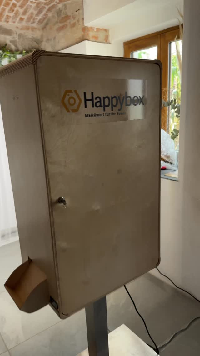 Warum Hochzeitspaare Happybox lieben:
• Persönlich designte Fotovorlagen passend zu eurem Stil
• Sofortdruck für spontane Freude
• Digitalgalerie für alle Erinnerungen
• Aufbau & Betreuung inklusive (auf Wunsch)
• Regionaler Service direkt aus Niederösterreich
Happybox – für Hochzeiten mit Herz, Humor & Erinnerungen fürs Leben.
📸💍
#hochzeitsfotobox #niederösterreichhochzeit #fotoboxmieten #happyboxaustria #unvergesslichehochzeit #fotoboxverleih