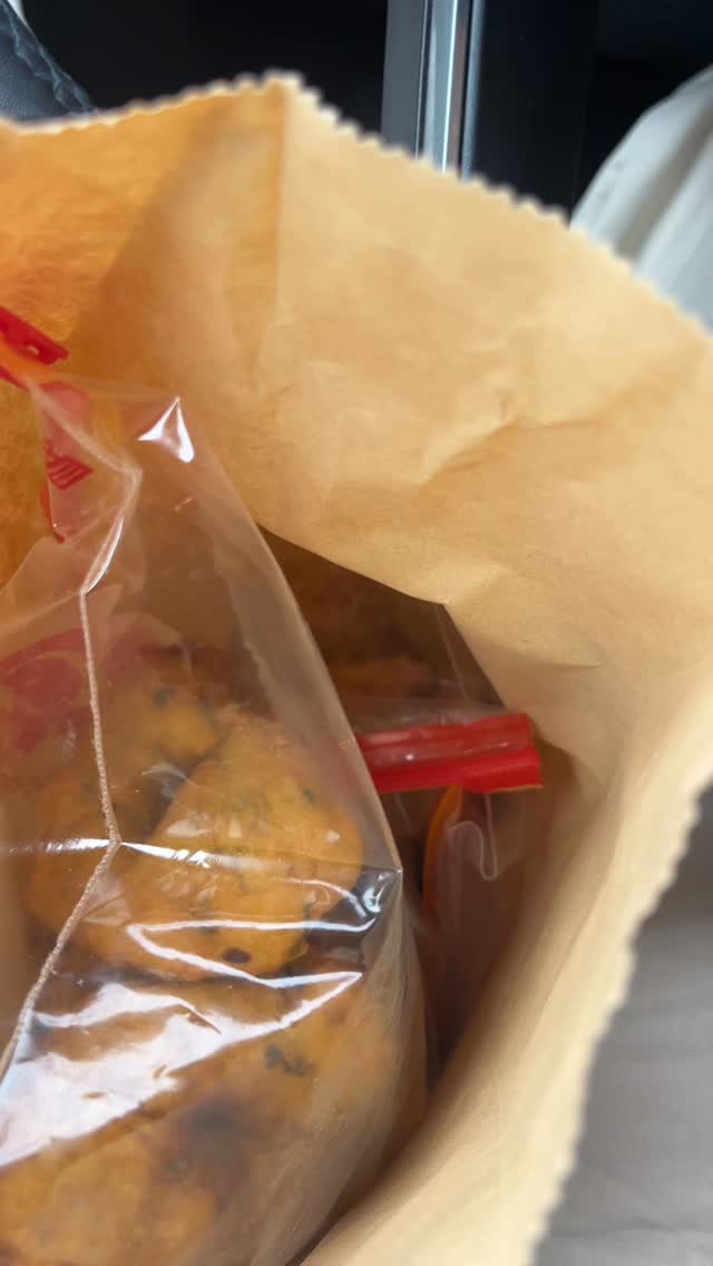 The real MVP? The Pops who thought to pack me food - 🙏 Dad’s, we appreciate you .. even with your “me next” jokes lol! 🫶Iykyk 😄 💼💄🥡
p.s. gobbled all that homemade goodness up #clientappreciation #lifeofamakeupartist
#makeupartist #pov #torontomakeupartist #travelmakeupartist #hairstylist #weddingday #dadjokes