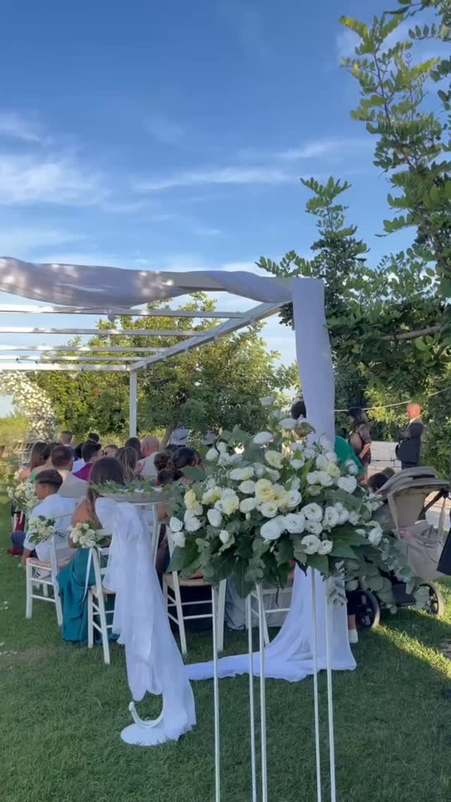 L'emozione del cuore regalano momenti indimenticabili
#matrimonioinpuglia #weddingpuglia #weddingplanner #weddingispiration #masseria #matrimonioinnatura #rito #weddingluxury #weddingdesign_puglia #salento #puglia