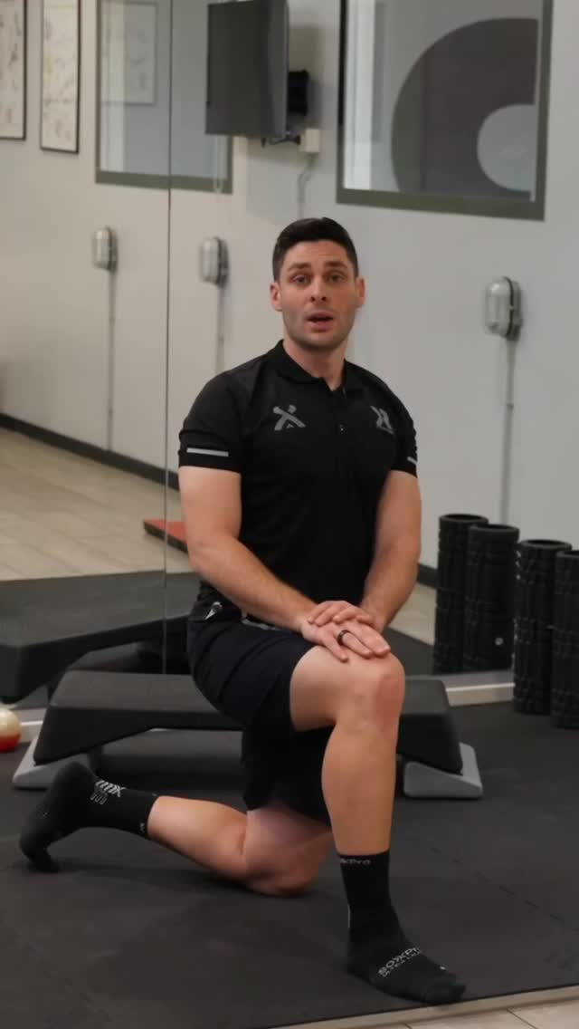 Ecco altri 3 focus importanti per il benessere del tricipite surale e del tendine d’Achille.
Lo stretching dinamico è una metodica che ci permette di migliorare l’efficienza neuro-muscolo-tendinea, la mobilità attiva e la risposta elastica del muscolo, ottimizzando la disponibilità funzionale dei tessuti per la performance e riducendo il rischio di infortuni per il muscolo e per il tendine!
Il rinforzo eccentrico promuove adattamenti strutturali e funzionali nel muscolo e nel tendine, aumenta la resistenza tissutale, migliora la gestione delle forze meccaniche e rappresenta uno degli strumenti più efficaci per la salute e la performance del sistema muscolo-tendineo!
È fondamentale ricordare l’importanza del piede ed altrettanto importante dotarsi di supporti di qualità durante l’esercizio