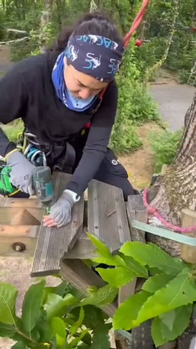 Opération de maintenance!!!!
Qui a dit que les filles ne savent pas bricoler ?
Pour votre sécurité, nous changeons régulièrement toutes les plateformes, car avec le temps, le bois s’use. Aujourd’hui, c’est au tour d’Ise de garantir cette opération.
Alors, les filles bricoleuses ?
#dirinon #funparkdirinon #bretagnetourisme #accrobranche #accrobranche #bricoler #wonderwoman #maintenance #bzhpower #bzhbretagne
