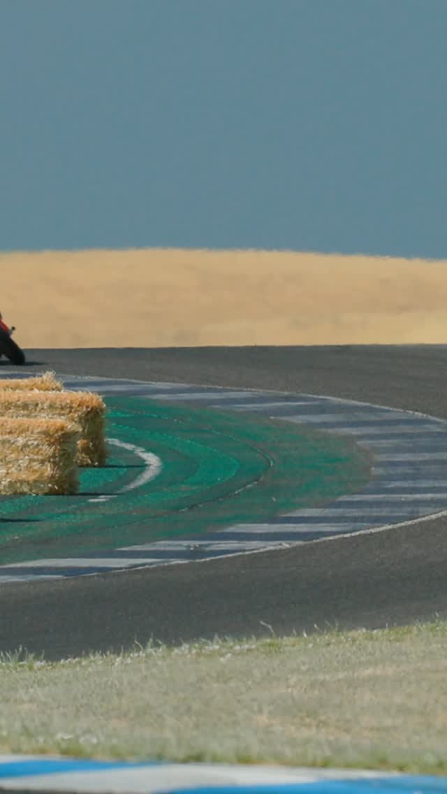 Brenden Ketelsen and Jayson Uribe had the hammer down in the final AFM Middleweight Superbike race on Sunday, pitting the Lightfighter V3 against Josh Hayes and his MotoAmerica spec BPR Yamaha R9. Great team effort to get these machines going this quick! 🙌⚡️⚡️⚡️💪😮💨