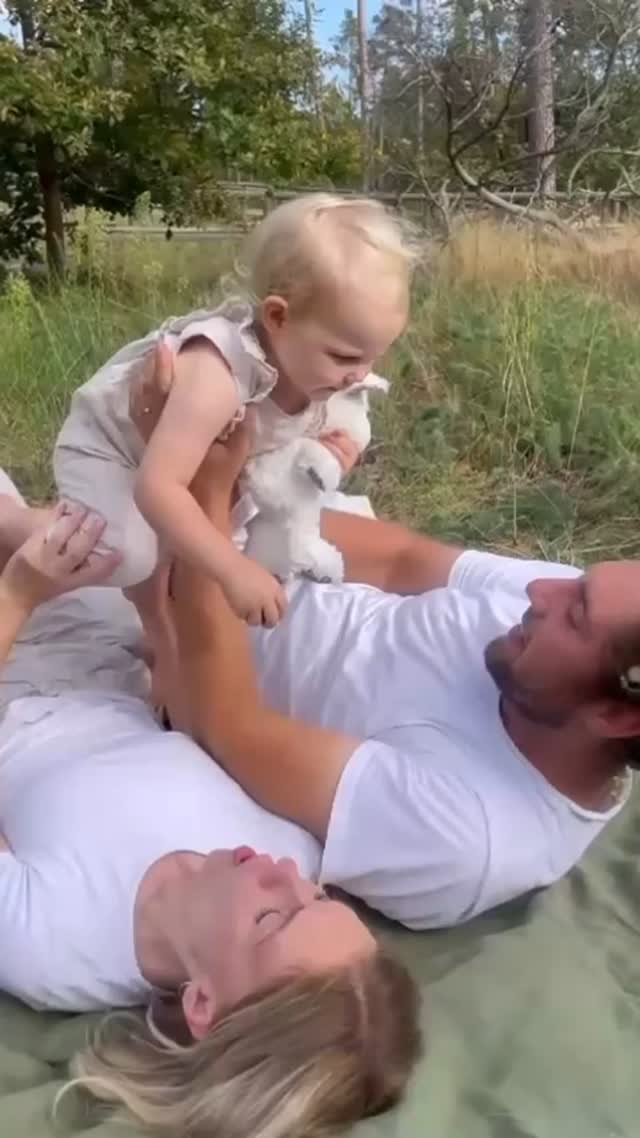 Die EINZIGE Sommer Mini Shooting Aktion mit mir dieses Jahr. Du willst dabei sein? Mit nackten Füßen im Sand buddeln und die Sonne auf der Nase spüren? Und dieses wundervolle Sommergefühl 2025 in Bildern festhalten? Dann buch dir gerne jetzt deinen Termin, bevor sie alle weg sind. Den Link findest du in der Bio oder kommentiere jetzt SUMMER und ich schicke dir alle Infos inkl. Termine direkt zu 😘 ich freu mich auf euch!