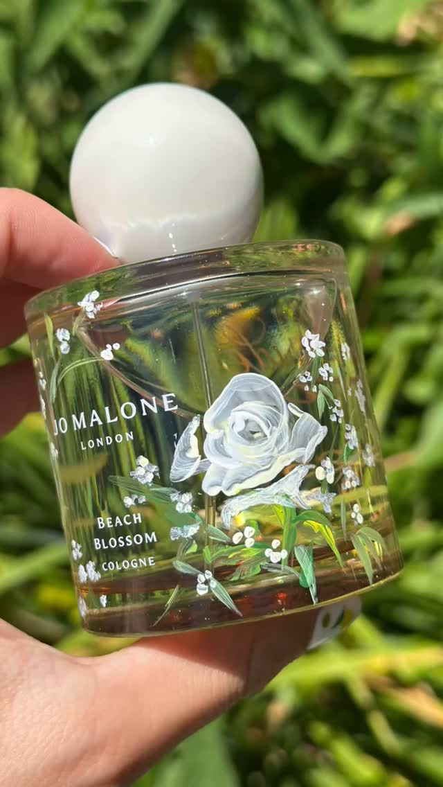 Perfume Bottle Painted & Engraved for the Bride 🌺
#bottlepainting #bridegift #calligraphy #engraving #perfumebottleengraving