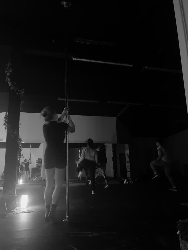 Nach den ganzen neuen Projekten die in unser Studio integriert werden wird es mal wieder Zeit etwas zum Thema Poledance zu posten 🥰
#poledance #sport #workoutmotivation #woman #pdbutterfly #pdd #zumba