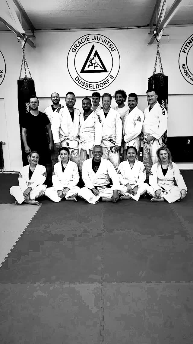Heute war alles dabei:
🔥 Erst Fitness-Kickboxen,
🥋 dann Gracie Jiu-Jitsu,
🍖 und danach gemeinsames Grillen.
Zwei Stunden hart trainiert und danach wie eine Familie zusammen gegessen.
International, vereint, voller Leidenschaft.
One Family. One Passion. One Love.
#graciejiujitsu #fitnesskickboxen #teamvibes #onelove #familie #düsseldorftraining #communitylove #graciecombatives® @hormoz_66 @gracie_jiujitsu_dus