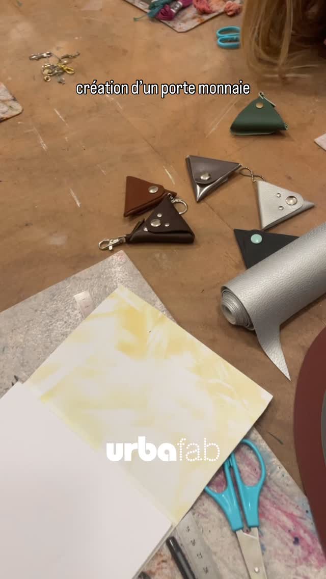 Porte clés porte monnaie…en cuir ou similicuir…chacun fabrique selon ses envies.
.
#urbafab #pourvous #ateliercreatif #diy #entreamis #pourtous #marseille7 #atelierfamille #stage #anniversaire #evjf #marseillebb #portemonnaie #porteclé #cuir
