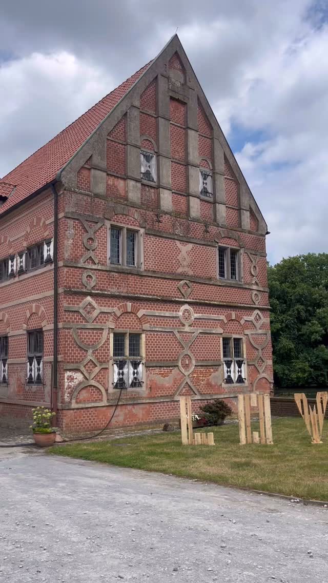 Traum-Hochzeit in einer Traum-Location ✨
Bei bestem Wetter durfte ich gestern die freie Trauung von Kareen & Stefan musikalisch begleiten. 🥰 Dabei habe ich die noch recht neue Location Haus Geist in Oelde kennengelernt und war direkt begeistert - aber schaut doch einfach selbst! 🤩 Es ist aktuell noch ein echter Geheimtipp, also falls ihr noch auf der Suche nach einer Location seid, hüpft doch mal rüber. 🤫☺️
Das Dienstleister-Team von gestern 💪🏻
📍 @haus_geist_oelde
🎤 @freier_redner_christian
📸 @juliantrippe.fotografie
#hochzeitssängerin #hochzeitssaengerinchristine #hochzeit #trauung #kirchlichetrauung #standesamtlichetrauung #freietrauung #sängerin #klavier #gesang #hochzeit2025 #heiraten #heiraten2025 #hochzeit2026 #heiraten2026 #weddingsinger #hochzeitsmusik #hochzeitsmusiker #wedding #singer #piano #vocals #weddinginspo #hochzeitsinspiration #hochzeitsinspo #hochzeittipps #hochzeitsplanung #hausgeist #oelde
@kareen_brink @brinki2805