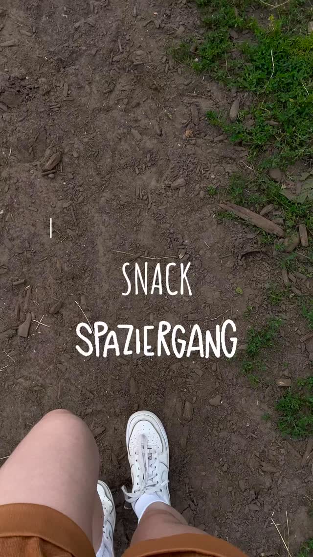 Snack-Spaziergänge – gemeinsam unterwegs, natürlich fressen lernen 🐴🌱
Snack-Spaziergänge sind mehr als ein netter Zeitvertreib. Sie bieten deinem Pferd nicht nur Abwechslung im Alltag, sondern…
🦠 … versorgen es mit frischen Pflanzenstoffen und Mikroben für ein vielfältiges Darmmikrobiom
🌿 … fördern das natürliche Such- und Selektionsverhalten – Wandern & Fressen, wie die Natur es vorgesehen hat
🧠 … trainieren das selektive Fressen durch postingestives Feedback – ein Pferd kann über das ganze Leben lernen, was ihm guttut
👣 … bringen euch gemeinsam in Bewegung & Achtsamkeit – ganz ohne sportlichen Leistungsdruck
🔍 Wichtig dabei: Du musst kein Pflanzenprofi sein – aber achte darauf, was dein Pferd frisst.
Ich nutze zum Bestimmen die App @flora.incognita – eine tolle, kostenfreie App, mit der du unterwegs Pflanzen sicher erkennen kannst.
⚠️ Wo du NICHT snacken solltest:
🚫 Direkt an Straßen (Abgase, Mikroplastik)
🚫 An Feldern (Düngemittel, Herbizide!)
🚫 In Vorgärten oder Wohngebieten ohne Absprache
💚 Für dich und die Natur:
Bitte nicht alles abgrasen lassen – schütze Rückzugsräume und gib der Natur Zeit zur Regeneration. Viele Pflanzen sind Lebensraum und Nahrung für Wildbienen, Insekten, Vögel und andere Tiere
Am Ende des Videoe siehst du ein paar Pflanzen, die du aktuell entdecken kannst und die wir auf unserem Spaziergang gefunden haben.
Wenn du keine Möglichkeit für Snackspaziergänge hast, kannst du deinem Pferd auch frische Zweige & Kräuter mitbringen 🪣
💬 Hast du schon mal einen Snack-Spaziergang gemacht? Was frisst dein Pferd besonders gern?
💾 Speichere dir den Beitrag als kleinen Reminder und markiere jemanden, mit dem du demnächst mal losziehen willst! 👥🌳
#pferklaert #pferd #pferdetherapie
#ernährungsberatung #futterberatung #pferdefutter #pferdegesundheit #fütterung #pferdewissen #pferdehaltung #reitsport #equestrian #wissenswert #pferdetipps #propferd #pferdetraining